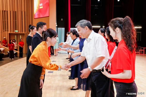 王文娟老师(左)作为代表上台领奖.png