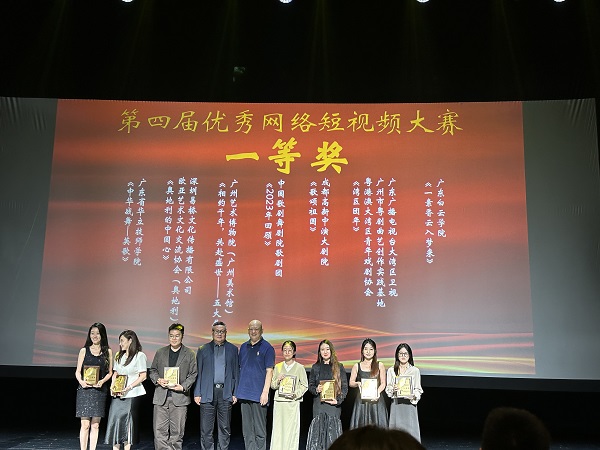 我院获“一等奖”获奖选手领奖(右二).jpg